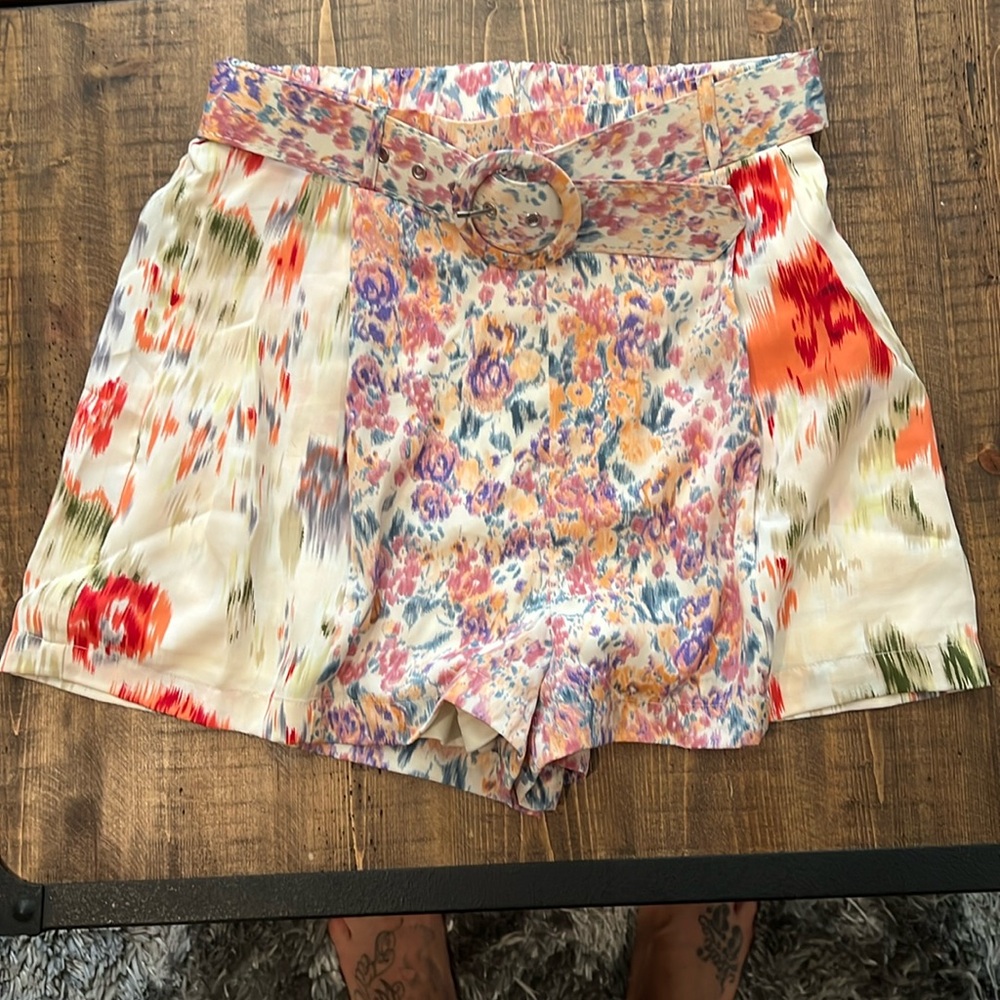 Colorful lightweight shorts
T21